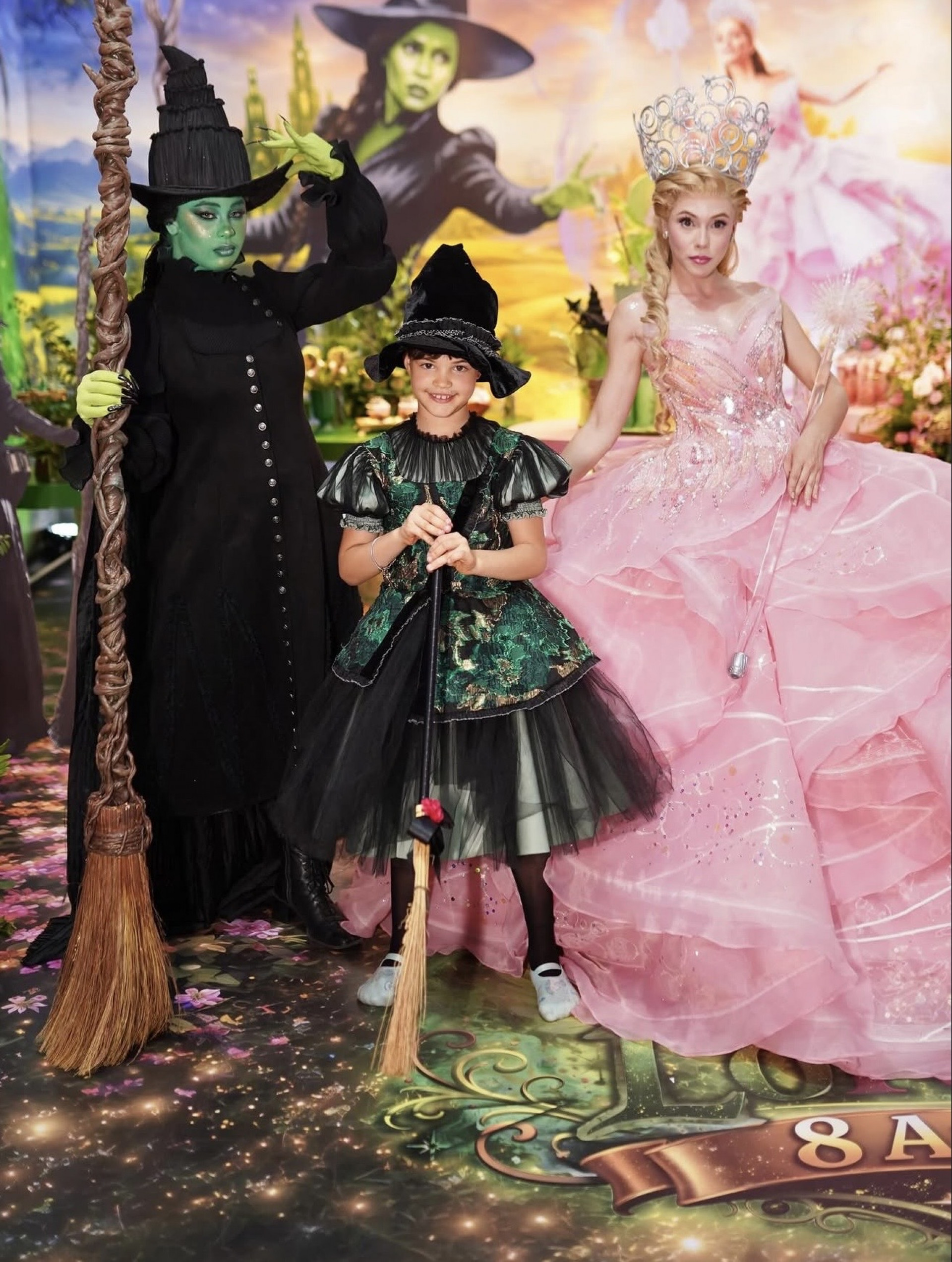 Bella com as personagens do filme 