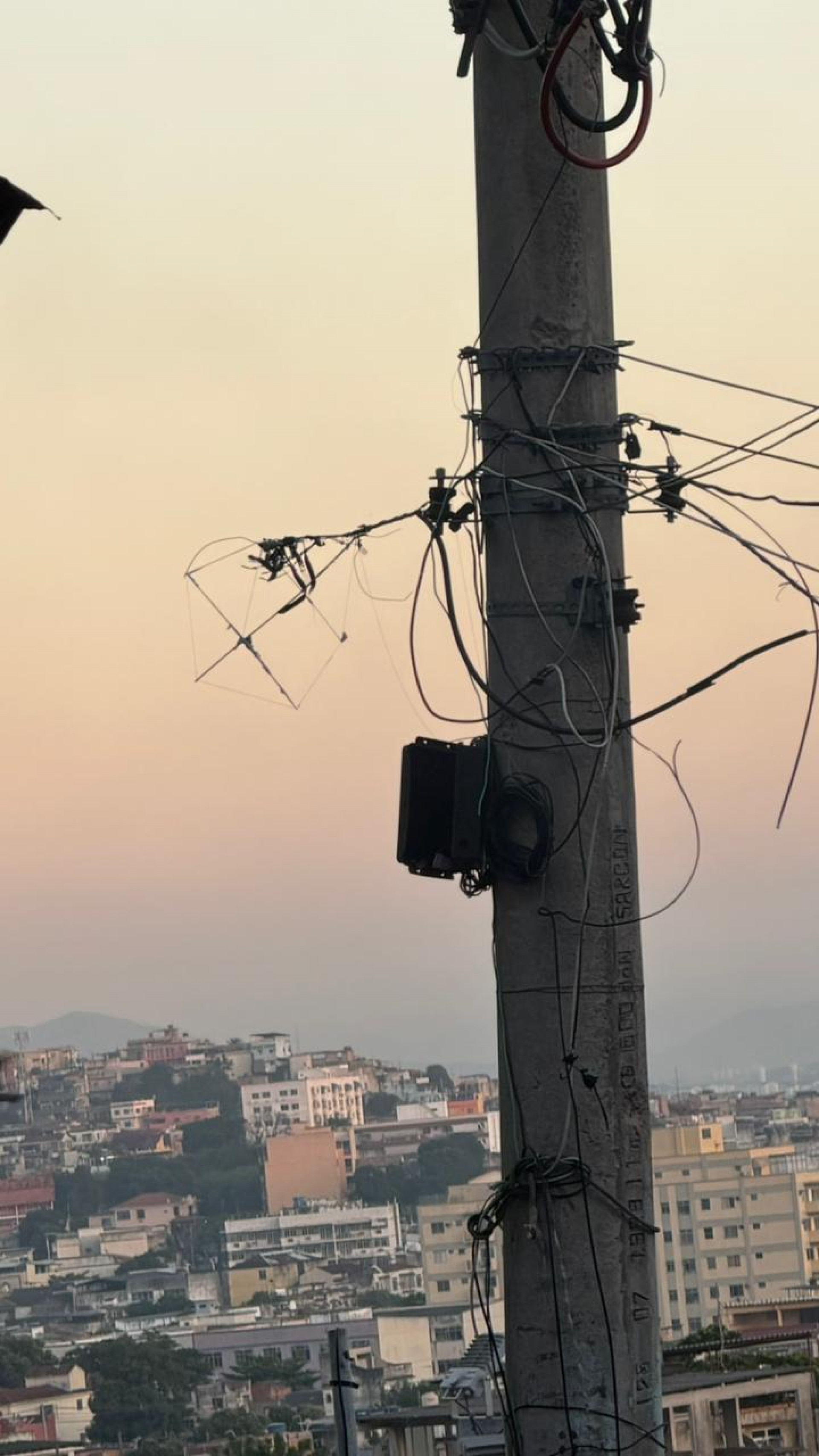 Câmeras foram retiradas de postes no Morro do Juramento, em Vicente de Carvalho - Divulgação / Polícia Militar
