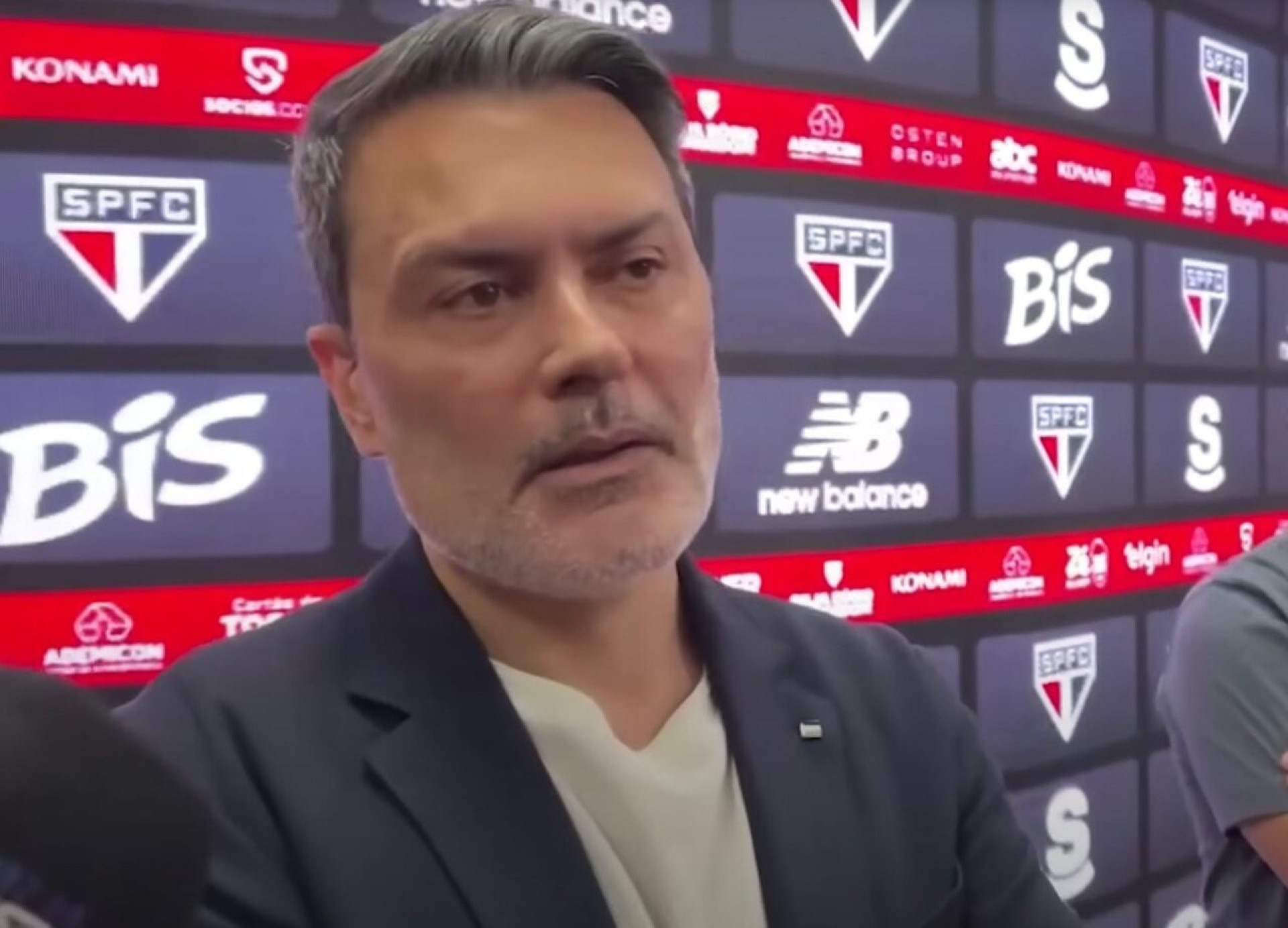 Organizada do S&atilde;o Paulo invade CT, cobra presidente e exige sa&iacute;da de Rui Costa