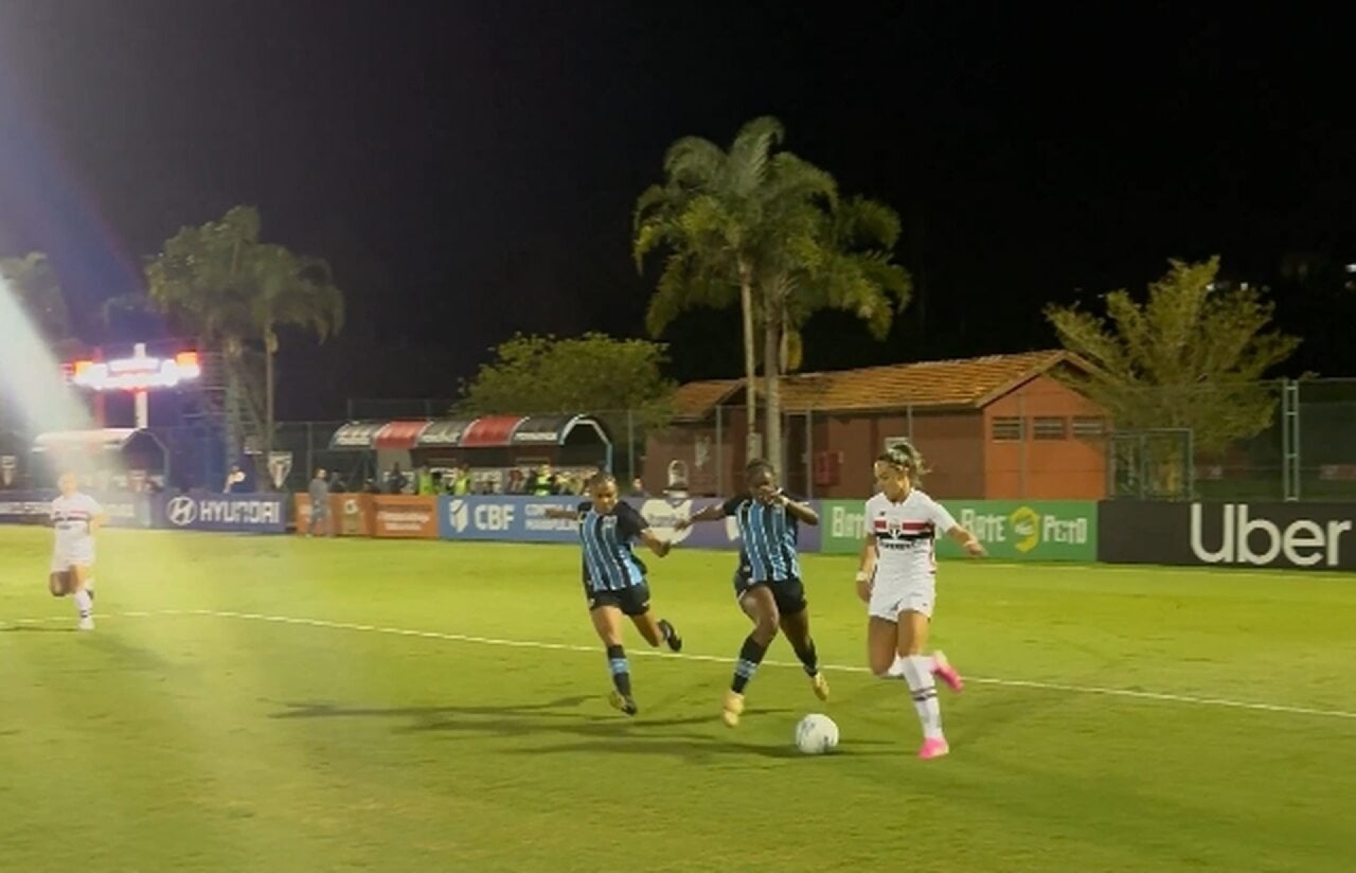 S&atilde;o Paulo vence o Gr&ecirc;mio e luta pela ponta do Brasileiro feminino