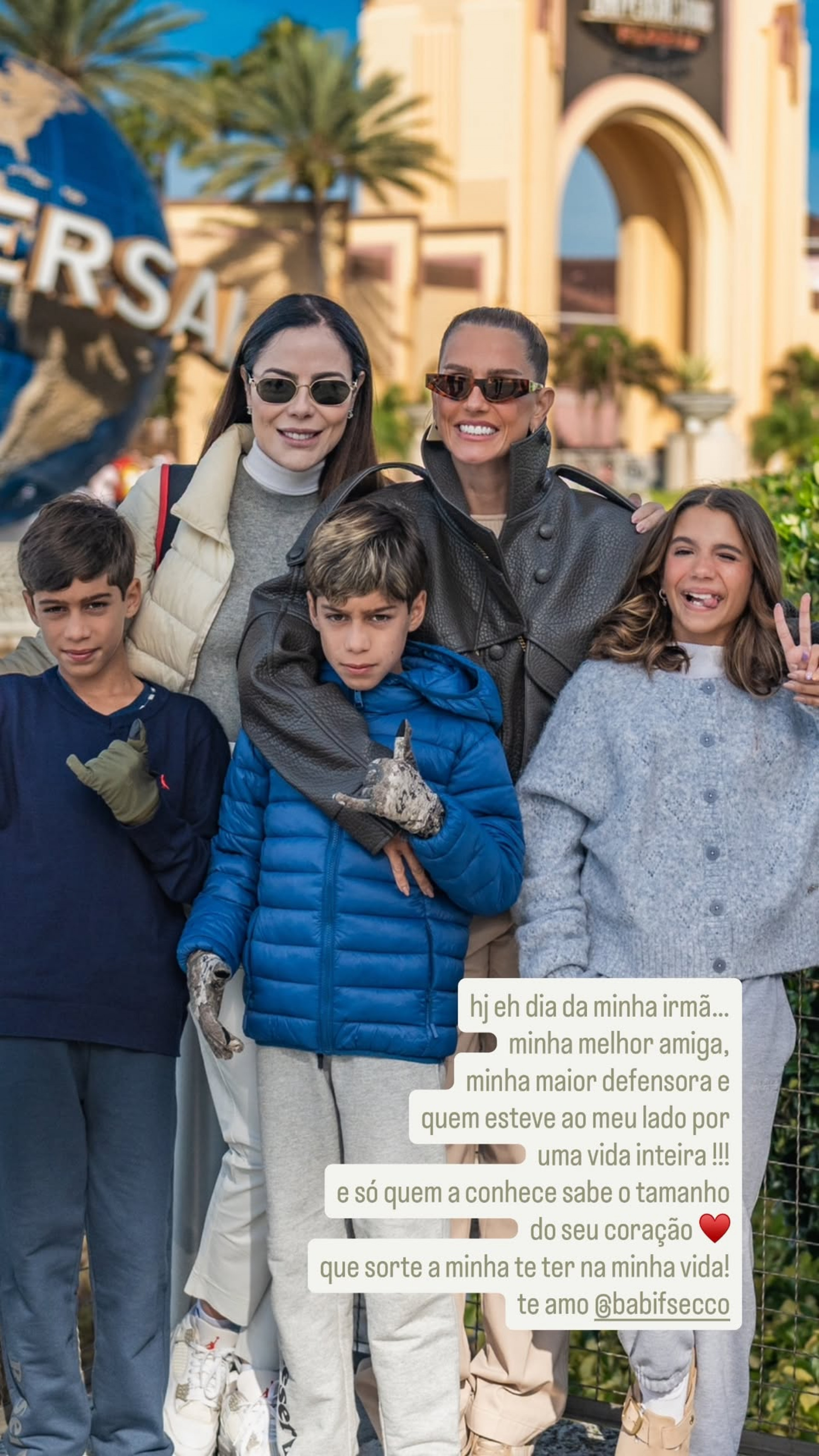 Deborah Secco com a irmã, os sobrinhos e a filha  - Reprodução/Instagram