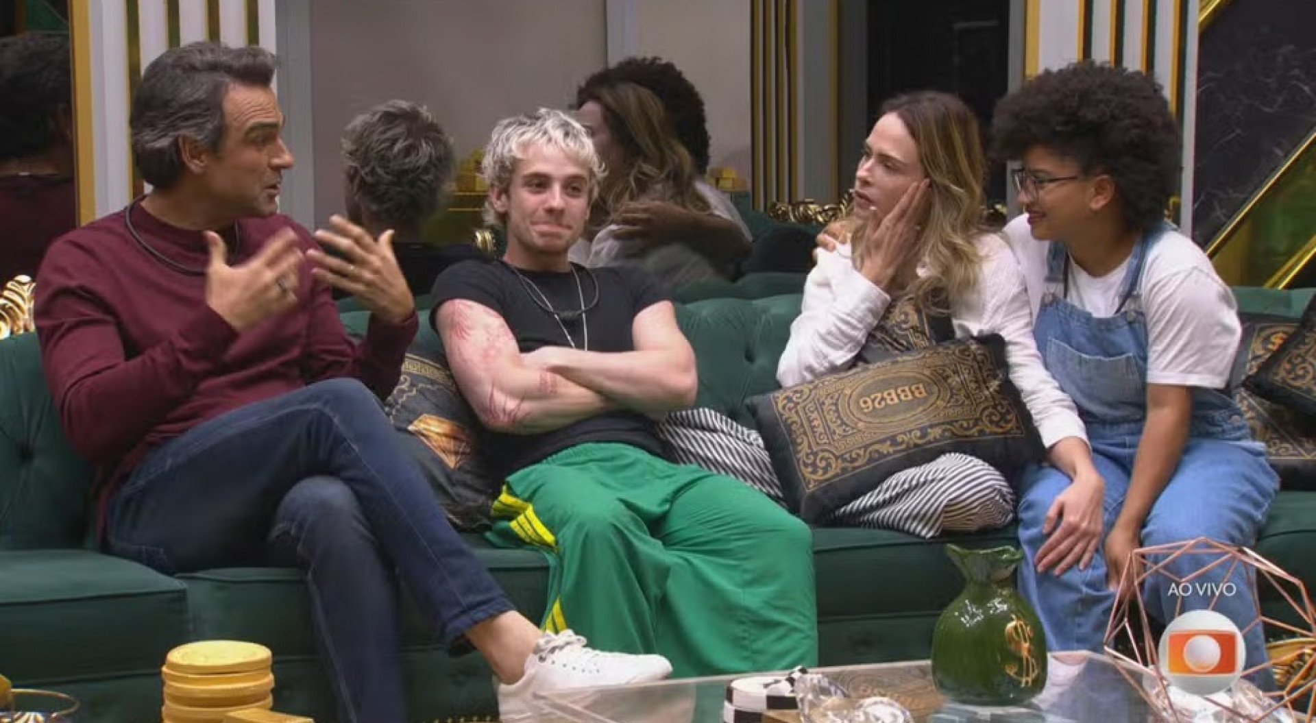 Tadeu Schmidt surpreende finalistas ao entrar na casa do 'BBB 26': 'Amo vocês'