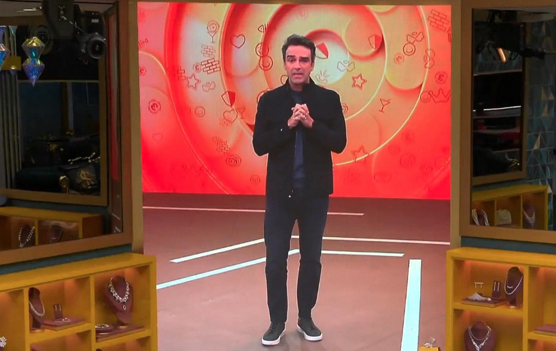 Tadeu Schmidt quebra protocolo e demonstra apoio à Ana Paula