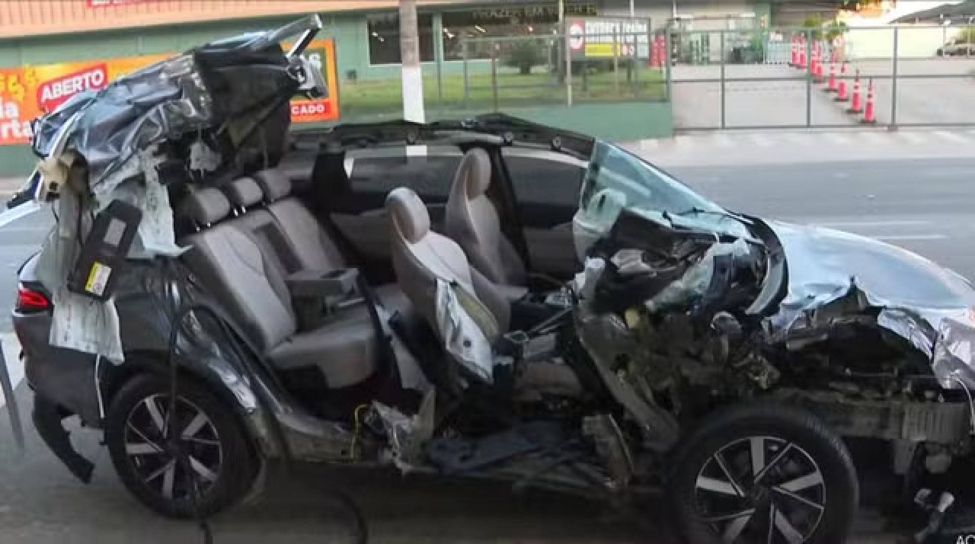 Carro fica sem totalmente destruído após colisão em São Paulo