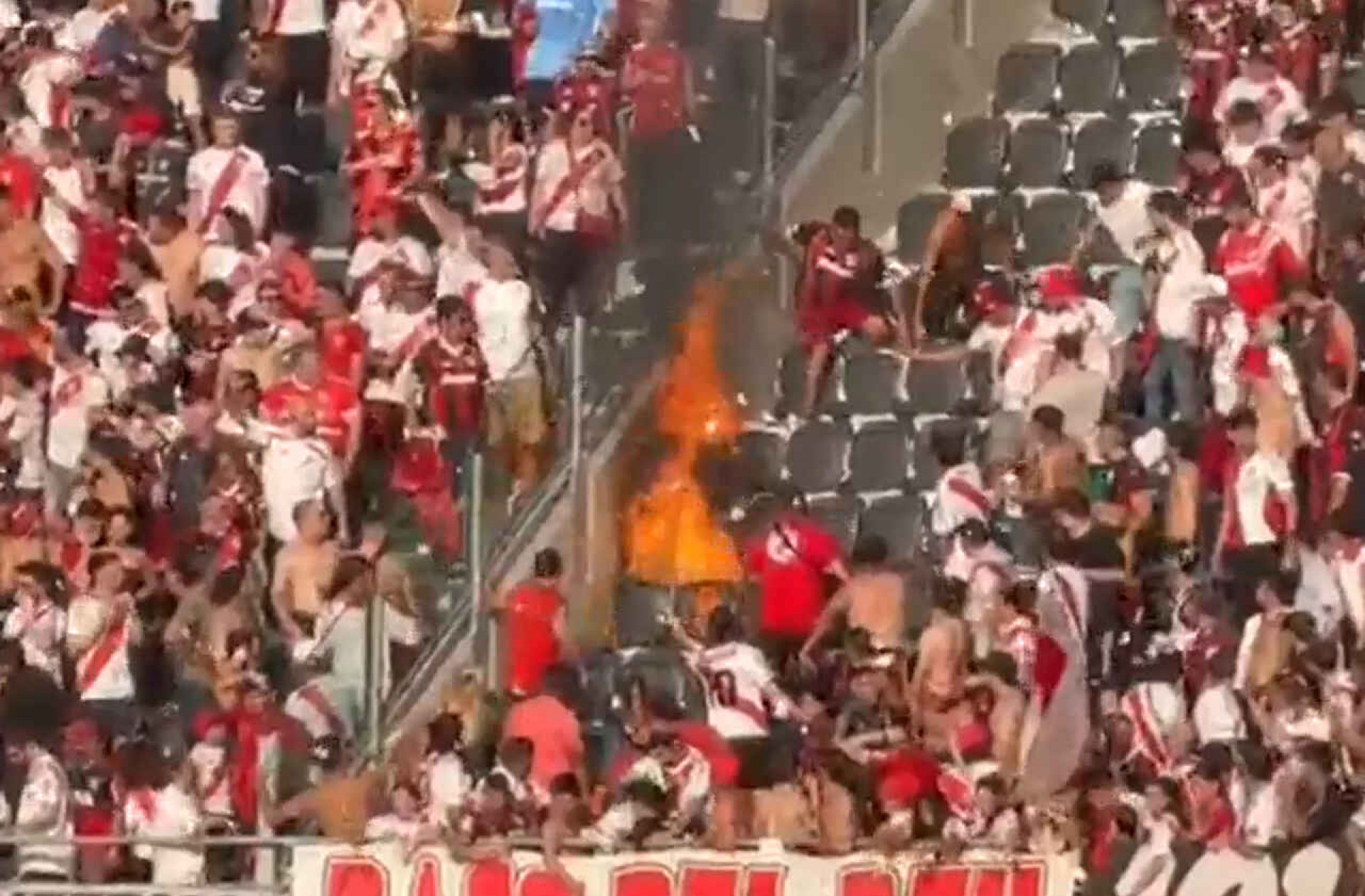 Arquibancada do M&acirc;s Monumental tem inc&ecirc;ndio antes de River x Boca