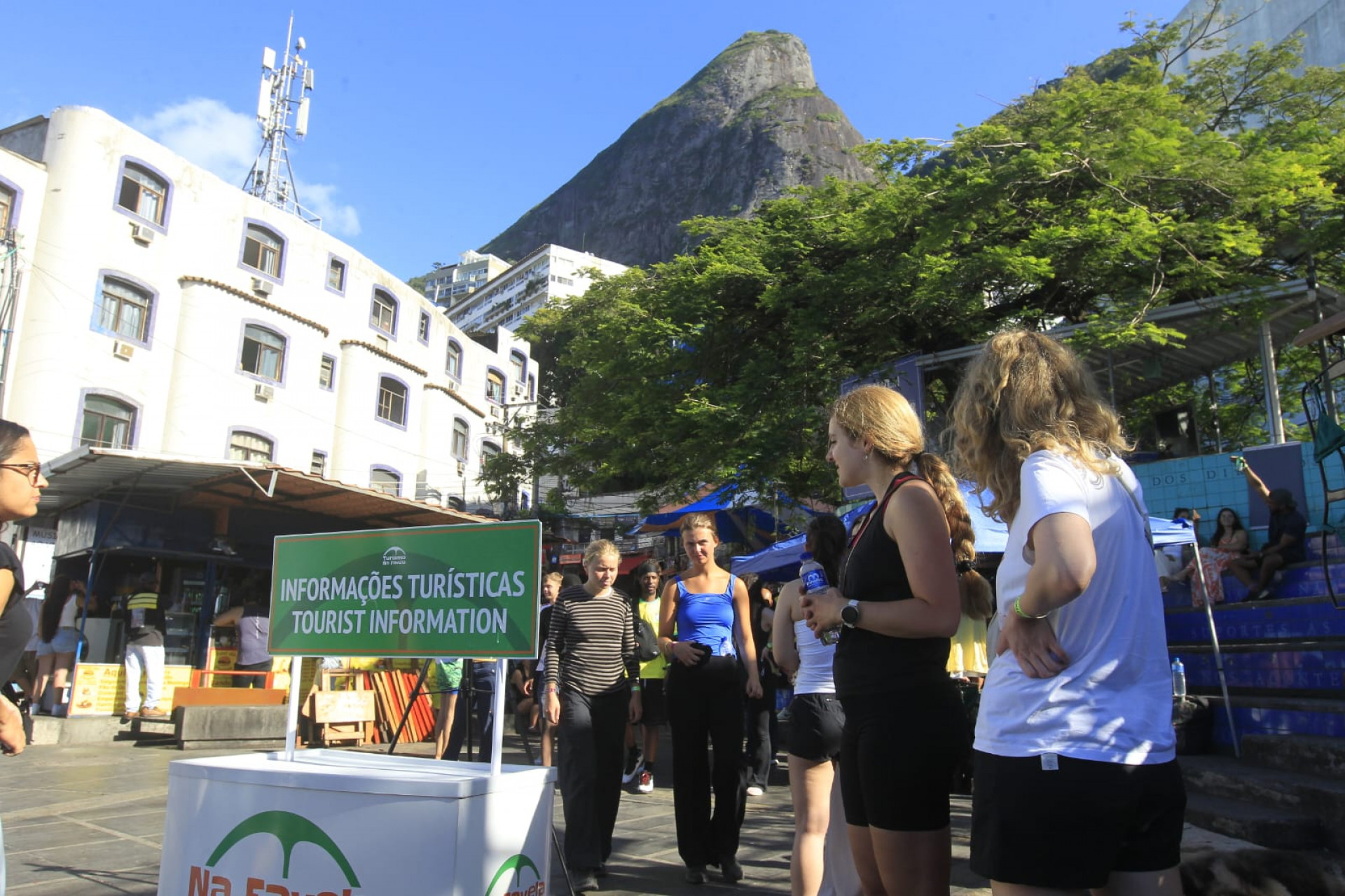 Turistas deixando Vidigal após intenso tiroteio - Reginaldo Pimenta/Agência O DIA