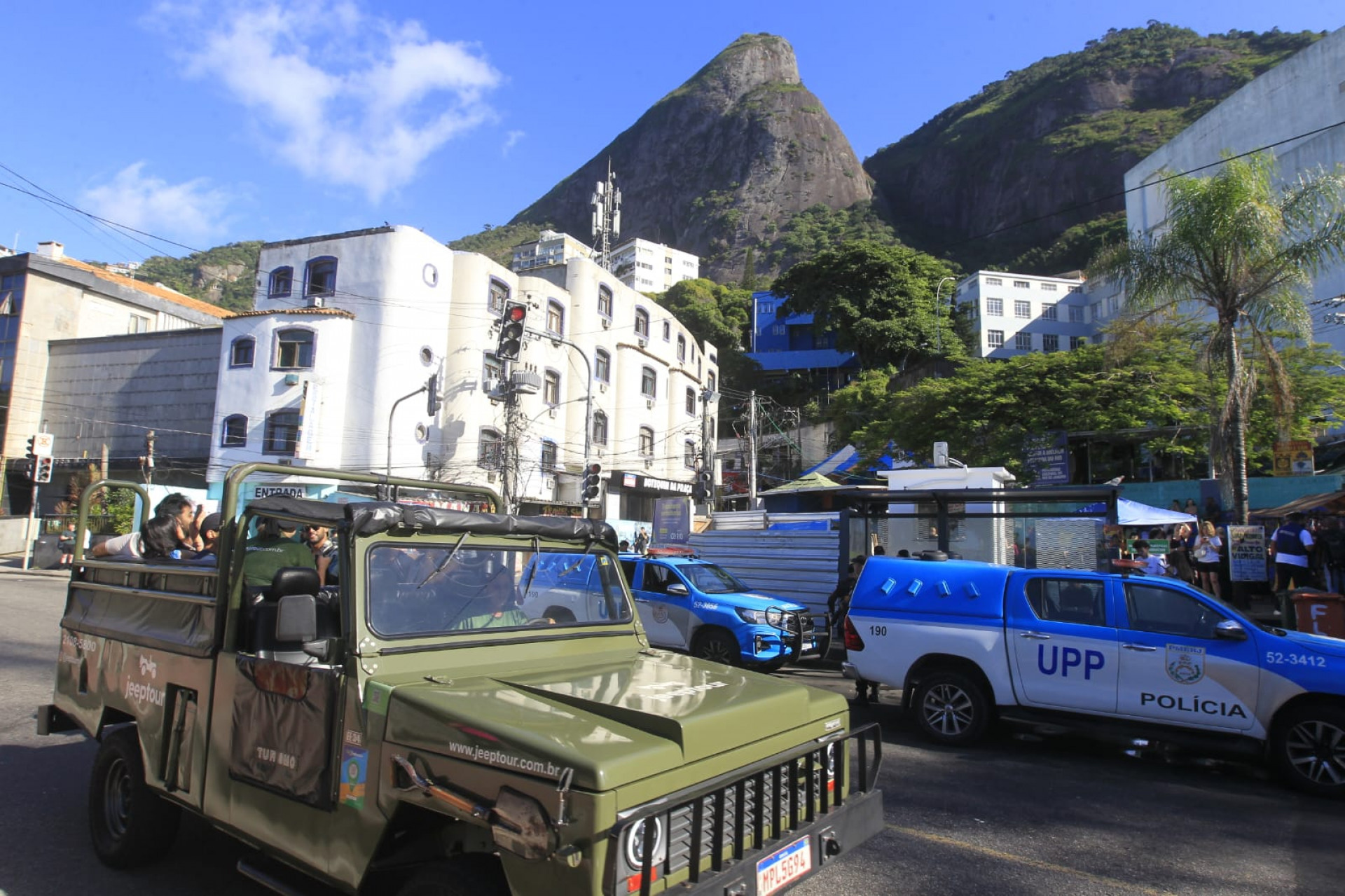 Turistas deixando Vidigal após intenso tiroteio - Reginaldo Pimenta/Agência O DIA