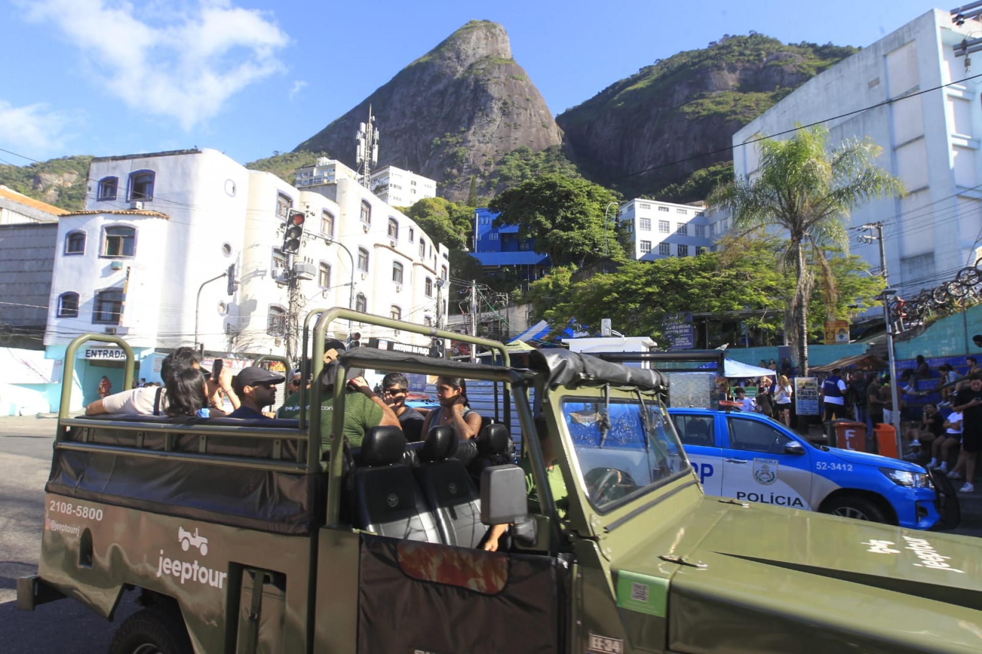 Turistas deixando Vidigal após intenso tiroteio - Reginaldo Pimenta/Agência O DIA