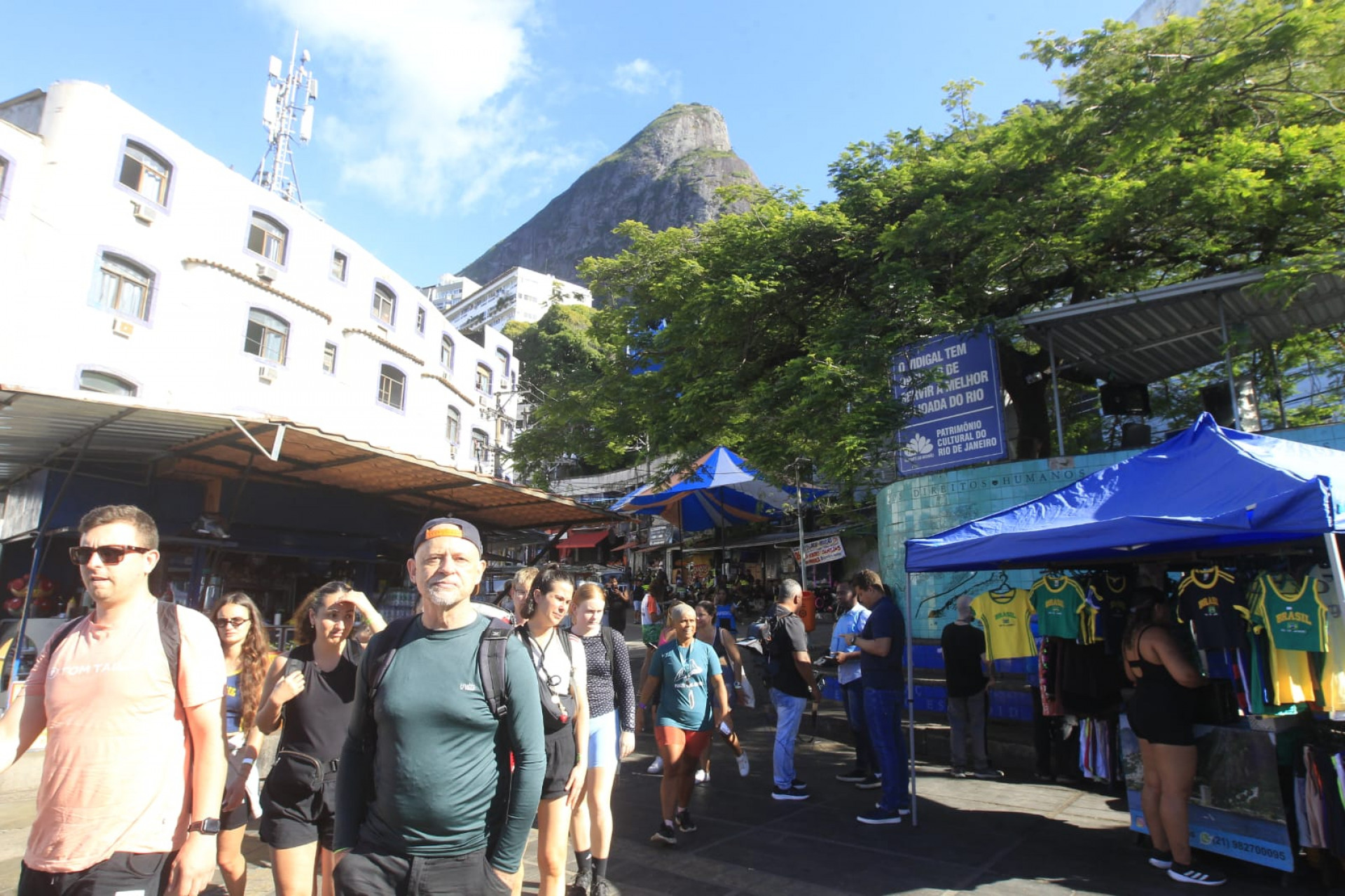 Turistas deixando Vidigal após intenso tiroteio - Reginaldo Pimenta/Agência O DIA