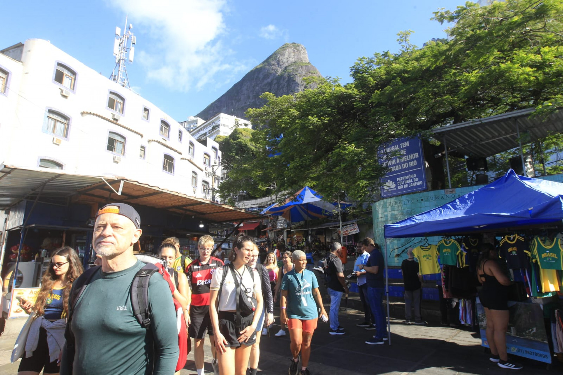 Turistas deixando Vidigal após intenso tiroteio - Reginaldo Pimenta/Agência O DIA