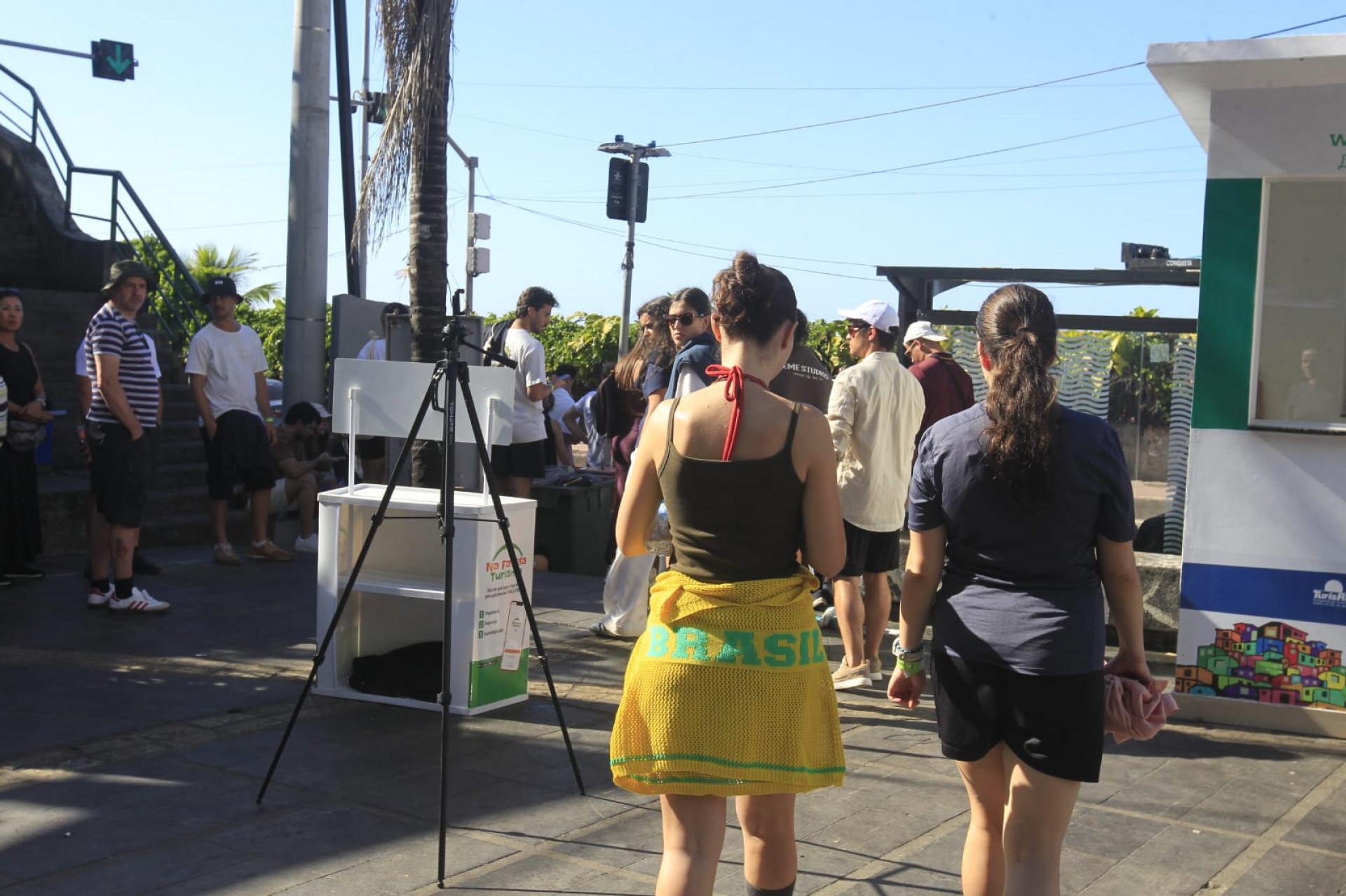 Turistas deixando Vidigal após intenso tiroteio - Reginaldo Pimenta/Agência O DIA