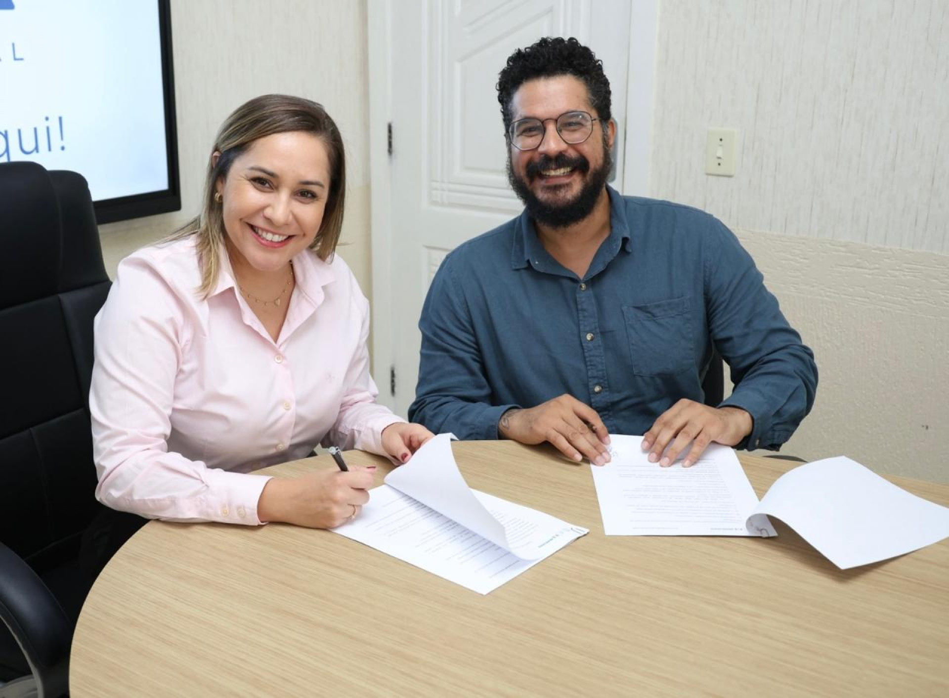 Prefeita Daniela Soares (PL) e pró-reitor de Políticas e Assistência Estudantis da UERJ, Daniel Pinha. - Reprodução/ Ascom