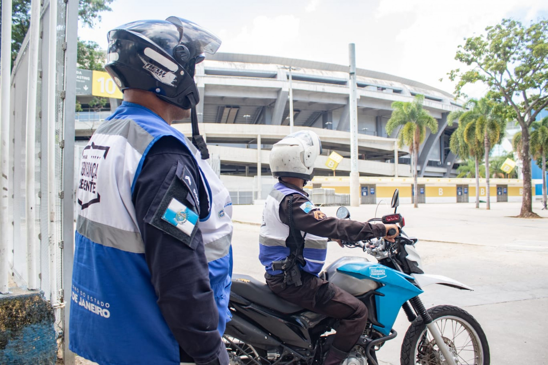Agentes do Segurança Presente em frente ao Maracanã, Zona Norte do Rio - Érica Martin/Agência O Dia