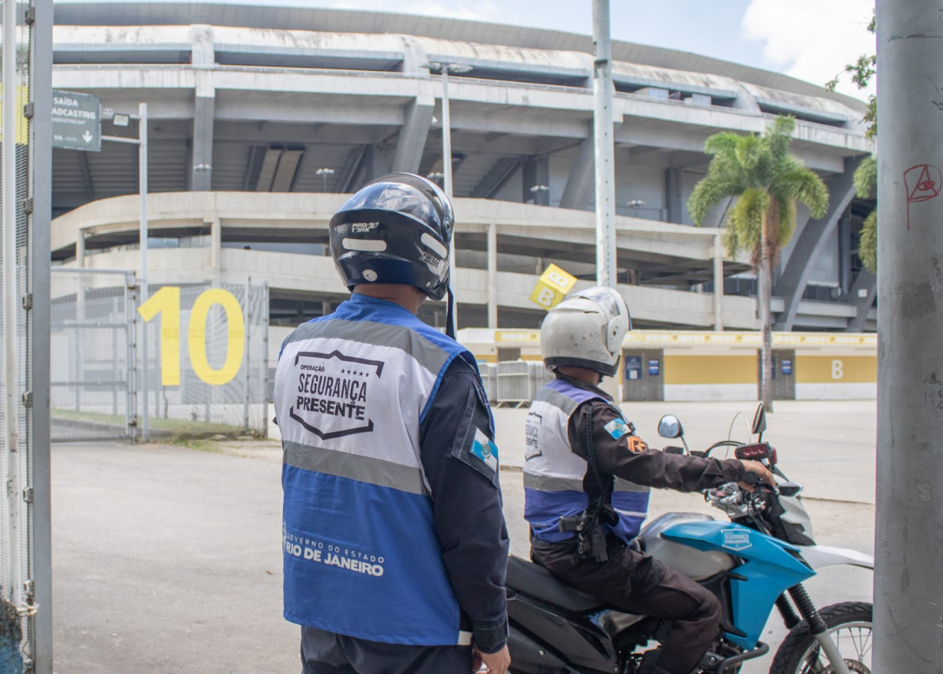 Agentes do Segurança Presente em frente ao Maracanã, Zona Norte do Rio - Érica Martin/Agência O Dia