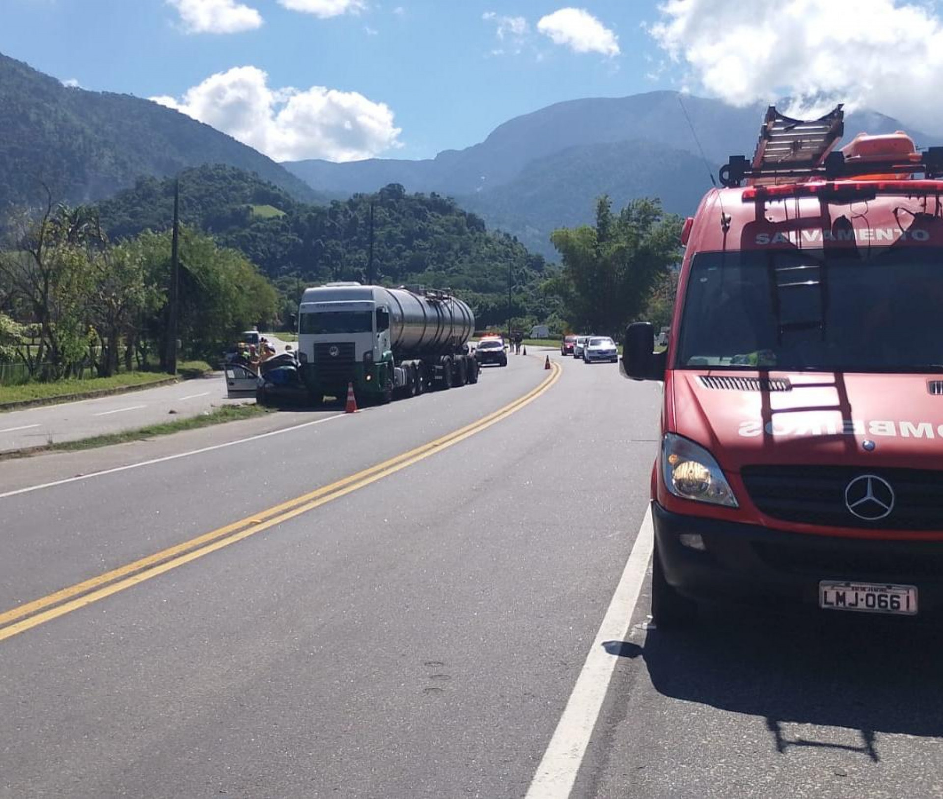 Acidente na Rio-Santos envolvendo um caminhão - tanque  deixa um morto