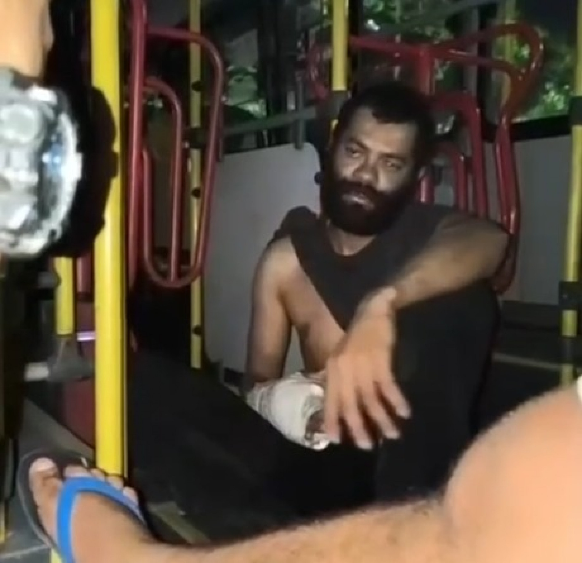 Homem é preso por furtar ônibus e dirigir pela Penha