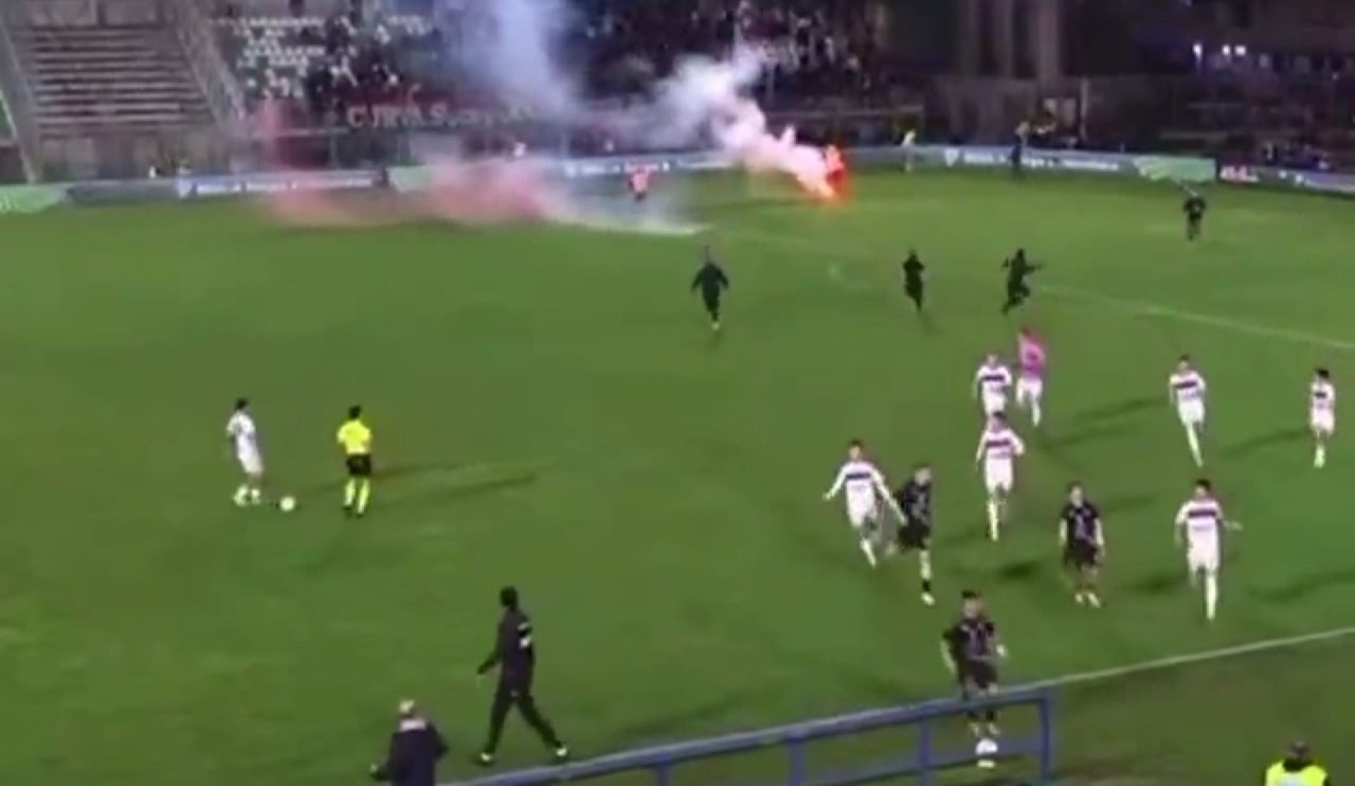 V&iacute;deo: torcida invade campo e jogadores s&atilde;o obrigados a fugir na It&aacute;lia