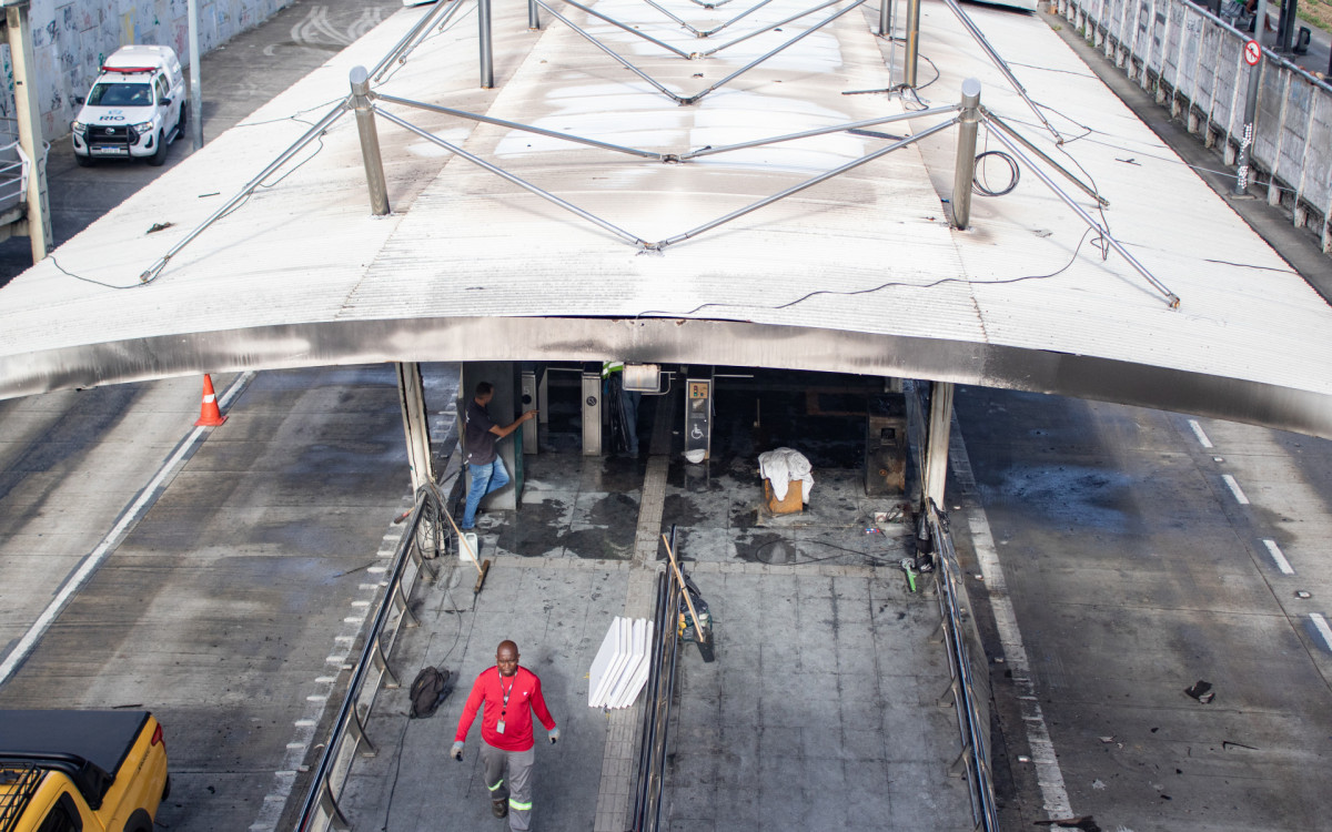Rescaldo na estação de BRT São José de Magalhães Bastos, Zona oeste do Rio de Janeiro, na manhã desta terça-feira ( 21). A estação pegou fogo na última segunda-feira (20) fotos Érica Martin/Agência O Dia  - Erica Martin/Agencia O Dia