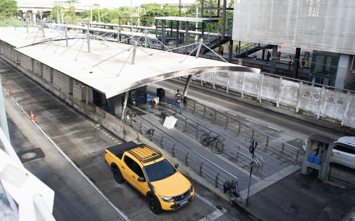 Rescaldo na estação de BRT São José de Magalhães Bastos, Zona oeste do Rio de Janeiro, na manhã desta terça-feira ( 21). A estação pegou fogo na última segunda-feira (20) fotos Érica Martin/Agência O Dia  - Erica Martin/Agencia O Dia