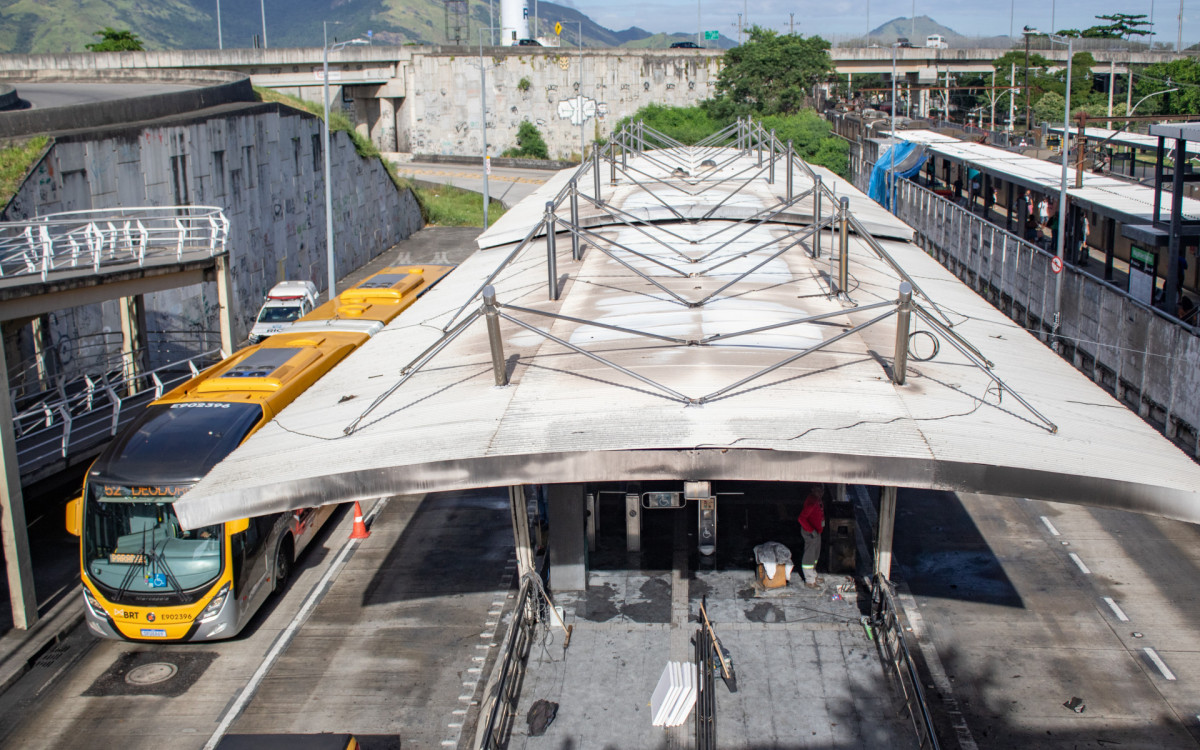 Rescaldo na estação de BRT São José de Magalhães Bastos, Zona oeste do Rio de Janeiro, na manhã desta terça-feira ( 21). A estação pegou fogo na última segunda-feira (20) fotos Érica Martin/Agência O Dia  - Erica Martin/Agencia O Dia