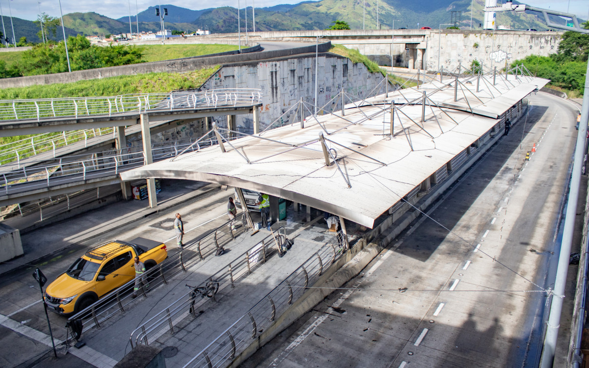 Rescaldo na estação de BRT São José de Magalhães Bastos, Zona oeste do Rio de Janeiro, na manhã desta terça-feira ( 21). A estação pegou fogo na última segunda-feira (20) fotos Érica Martin/Agência O Dia  - Erica Martin/Agencia O Dia