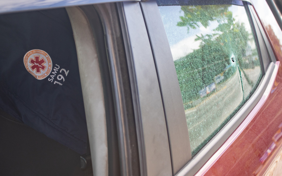 Cinco pessoas, incluindo uma m&eacute;dica do Samu e dois suspeitos, ficaram feridas em uma troca de tiros entre criminosos e policiais militares, por volta das 6h desta ter&ccedil;a-feira (21), na Transol&iacute;mpica, altura de Sulacap, na Zona Oeste. O confronto teve in&iacute;cio ap&oacute;s tentativa de abordagem. 