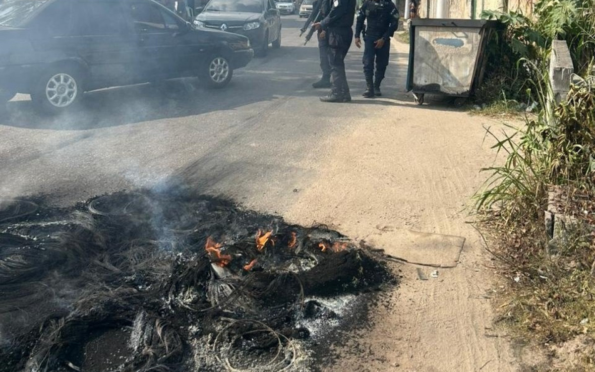 Criminosos colocaram fogo em barricada para atrapalhar atua&ccedil;&atilde;o da Pol&iacute;cia Militar
