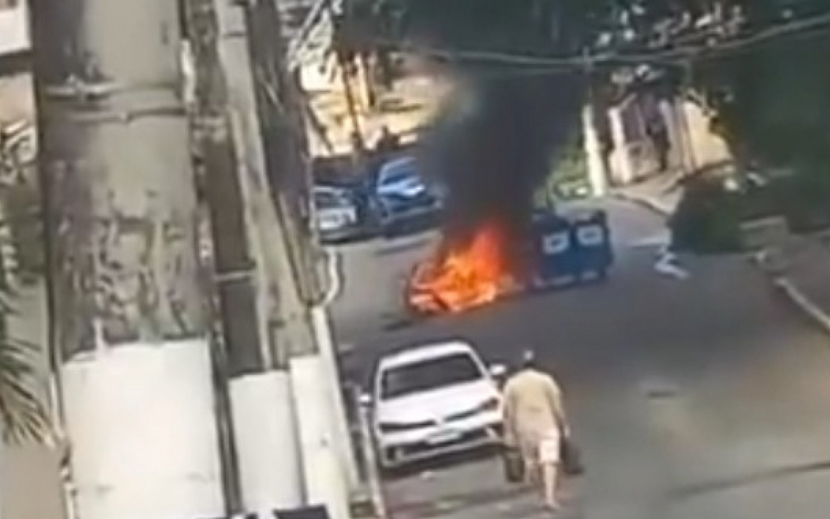 Criminosos usaram &ocirc;nibus e entulhos como barricadas na comunidade Beira-Mar