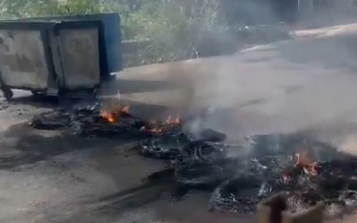 Criminosos usaram &ocirc;nibus e entulhos como barricadas na comunidade Beira-Mar