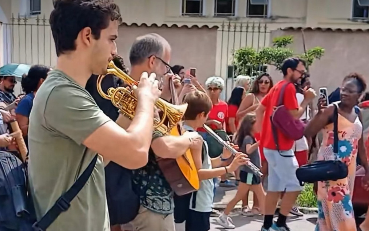 Cortejo pelas ruas de Olaria na edição de 2025 - Reprodução / Redes sociais