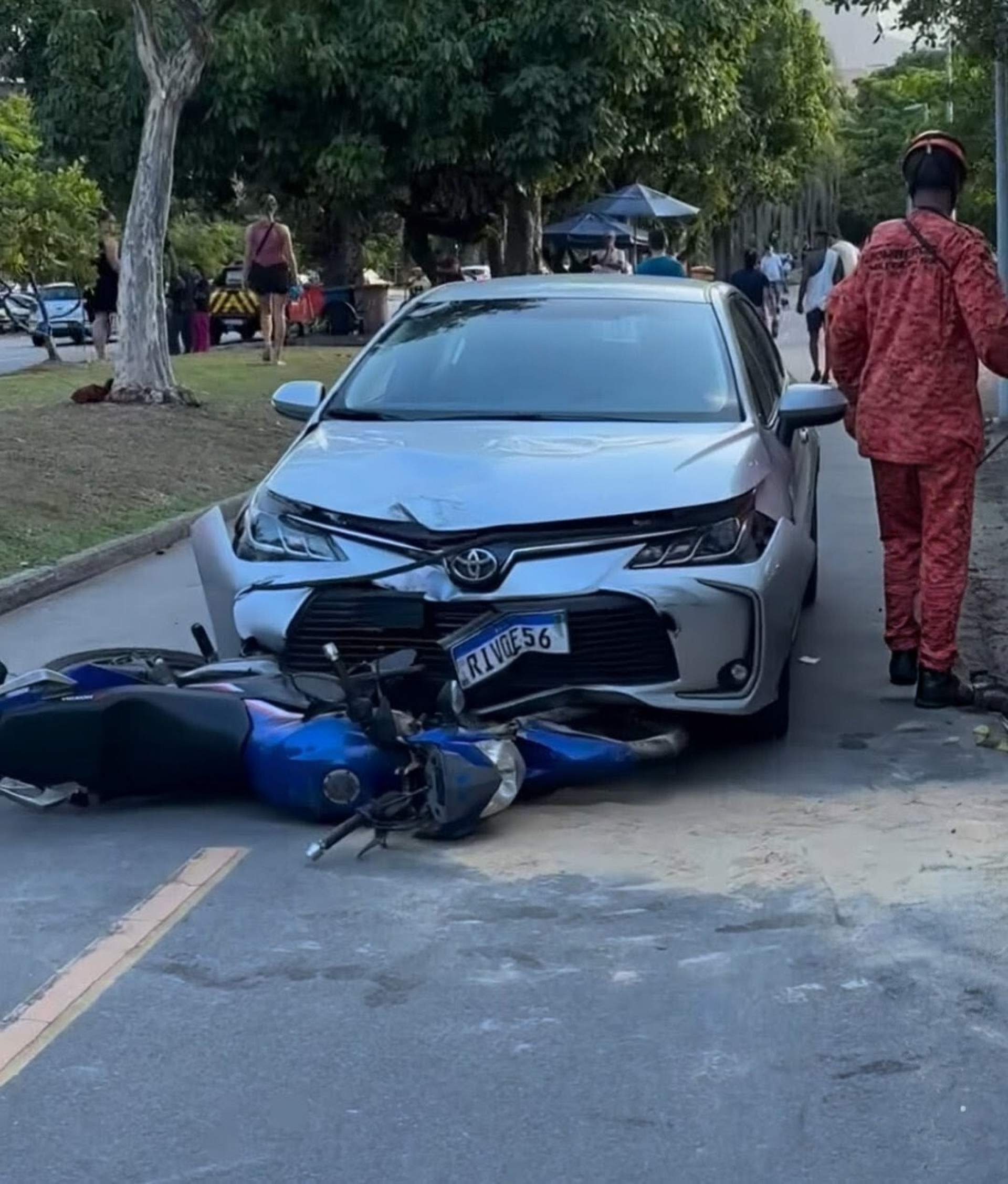 Homem fica ferido em acidente entre carro e motocicleta na Lagoa