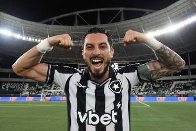 Alex Telles comenta crise da SAF do Botafogo: 'Procuramos blindar o vestiário'