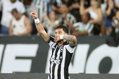 Herói do Botafogo, Alex Telles enaltece parceria com Vitinho: 'Fenômeno'
