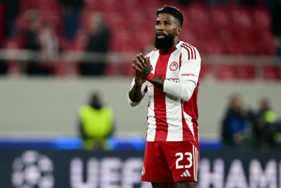 Ex-Flamengo, Rodinei chega a 150 jogos no Olympiacos e faz gol em clássico