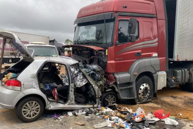 Colisão frontal contra carreta mata seis pessoas da mesma família em MG 