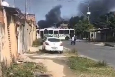 Criminosos usam ônibus como barricada em represália à atuação de PMs em Caxias