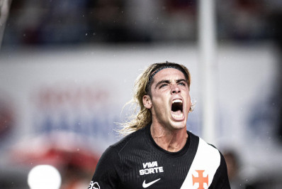 Spinelli destaca disputa no ataque do Vasco e admite alívio com gols: 'Aproveitei'