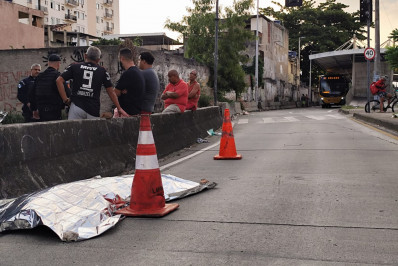 Suspeito morre e outro fica ferido após PM reagir a assalto em Olaria