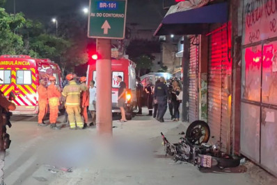 Colisão entre duas motocicletas deixa um homem morto e mulher ferida em Niterói