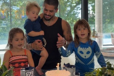 Zé Felipe comemora aniversário com os filhos e detalhe no bolo chama atenção