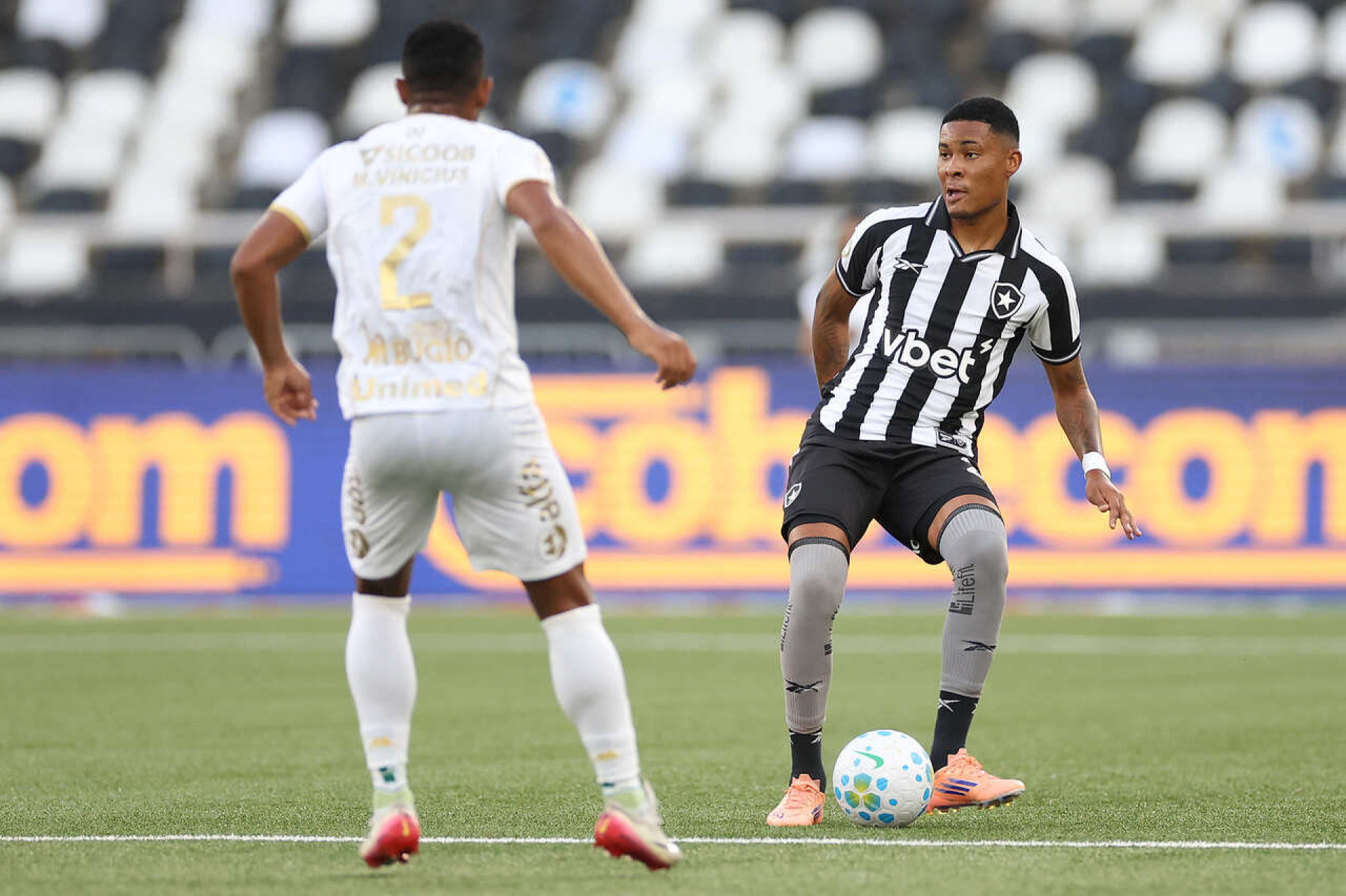 Botafogo sofre, mas vence Chapecoense e larga em vantagem na Copa do Brasil