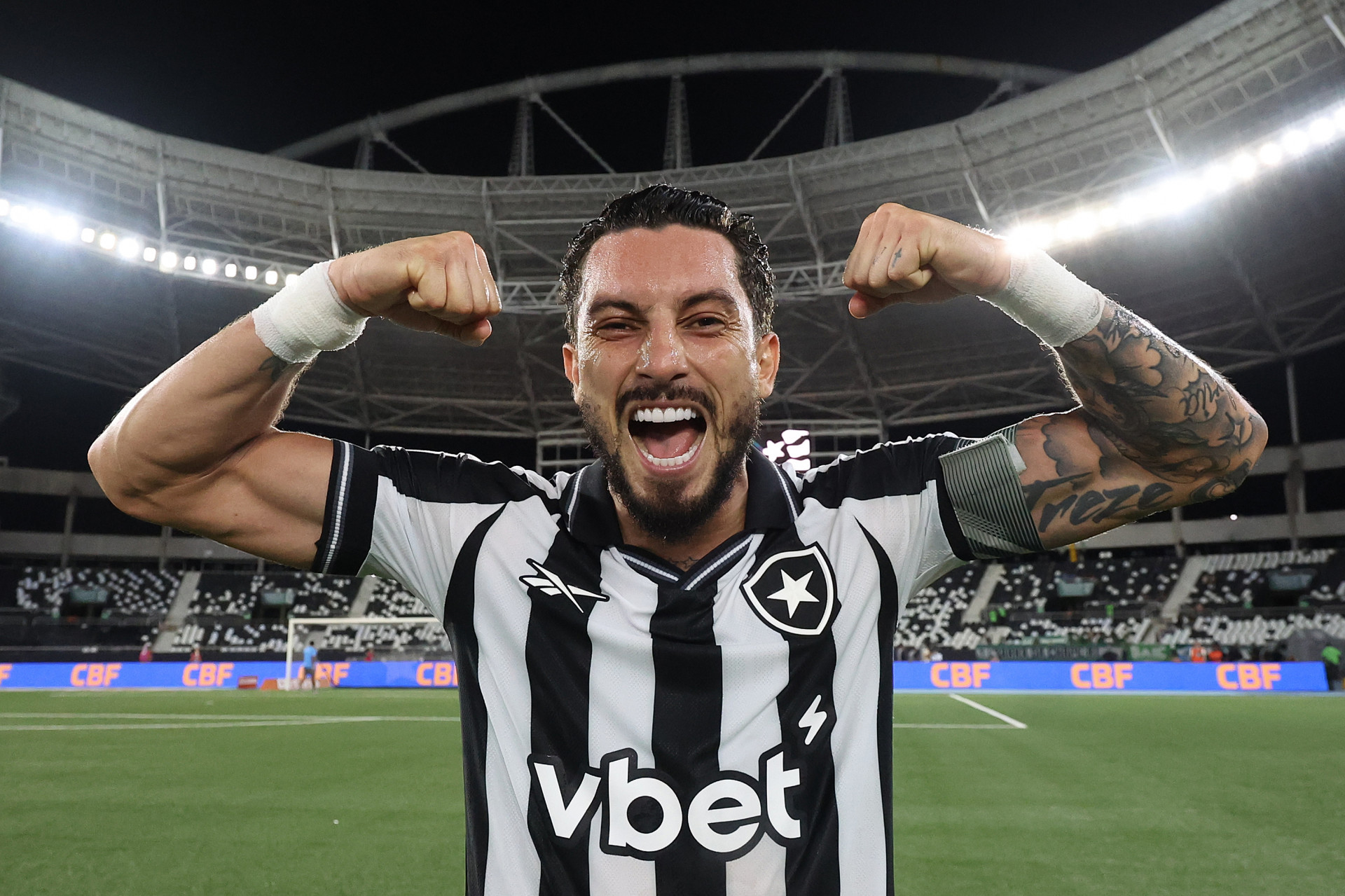 Alex Telles comenta crise da SAF do Botafogo: 'Procuramos blindar o vestiário'