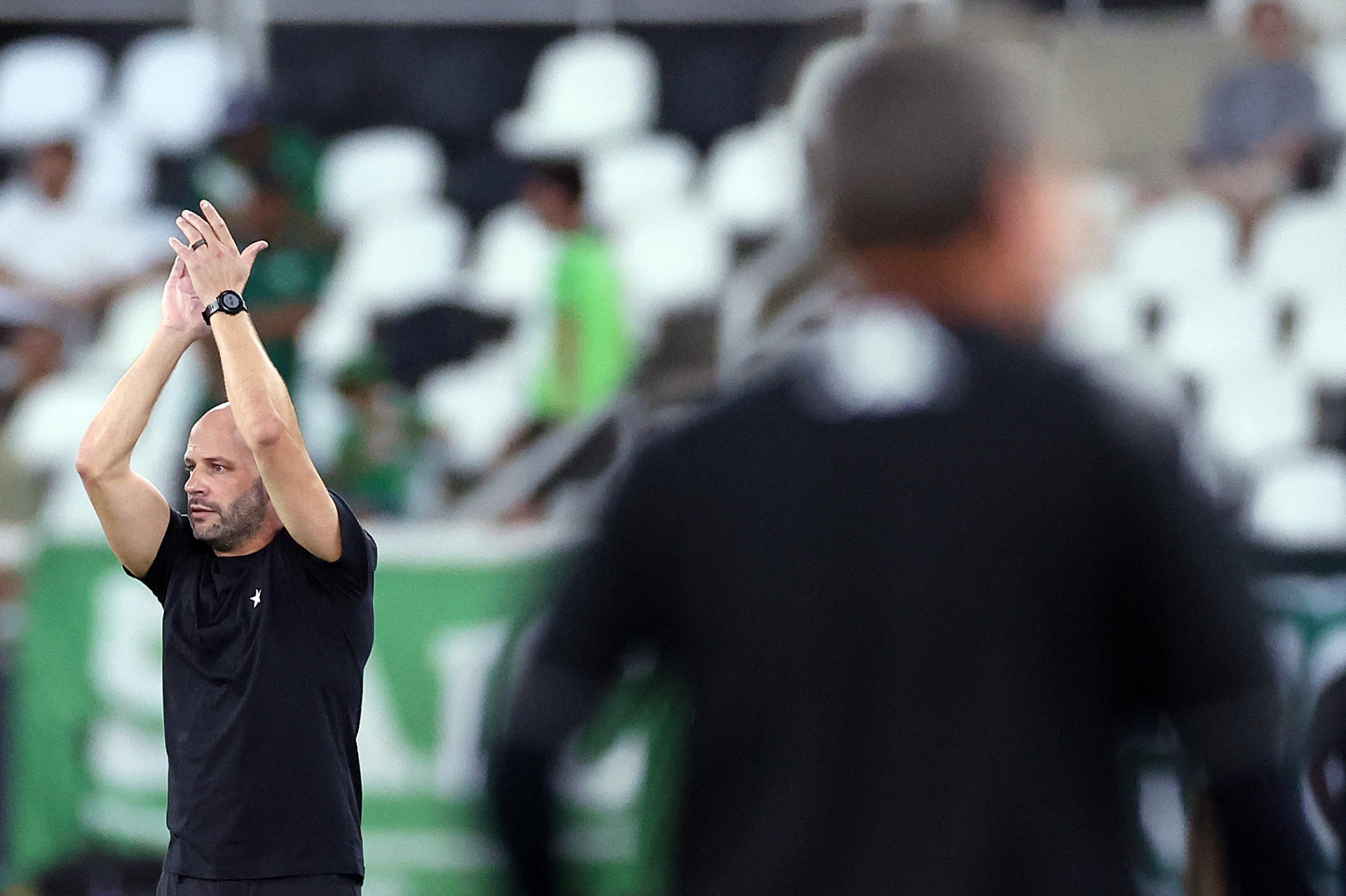 Franclim Carvalho valoriza evolução do sistema defensivo e celebra primeira vitória em casa