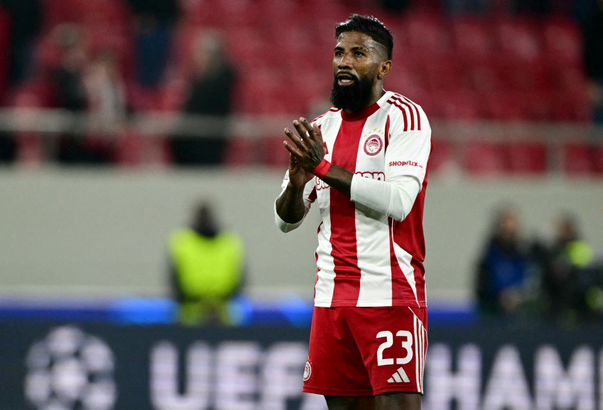 Ex-Flamengo, Rodinei chega a 150 jogos no Olympiacos e faz gol em clássico