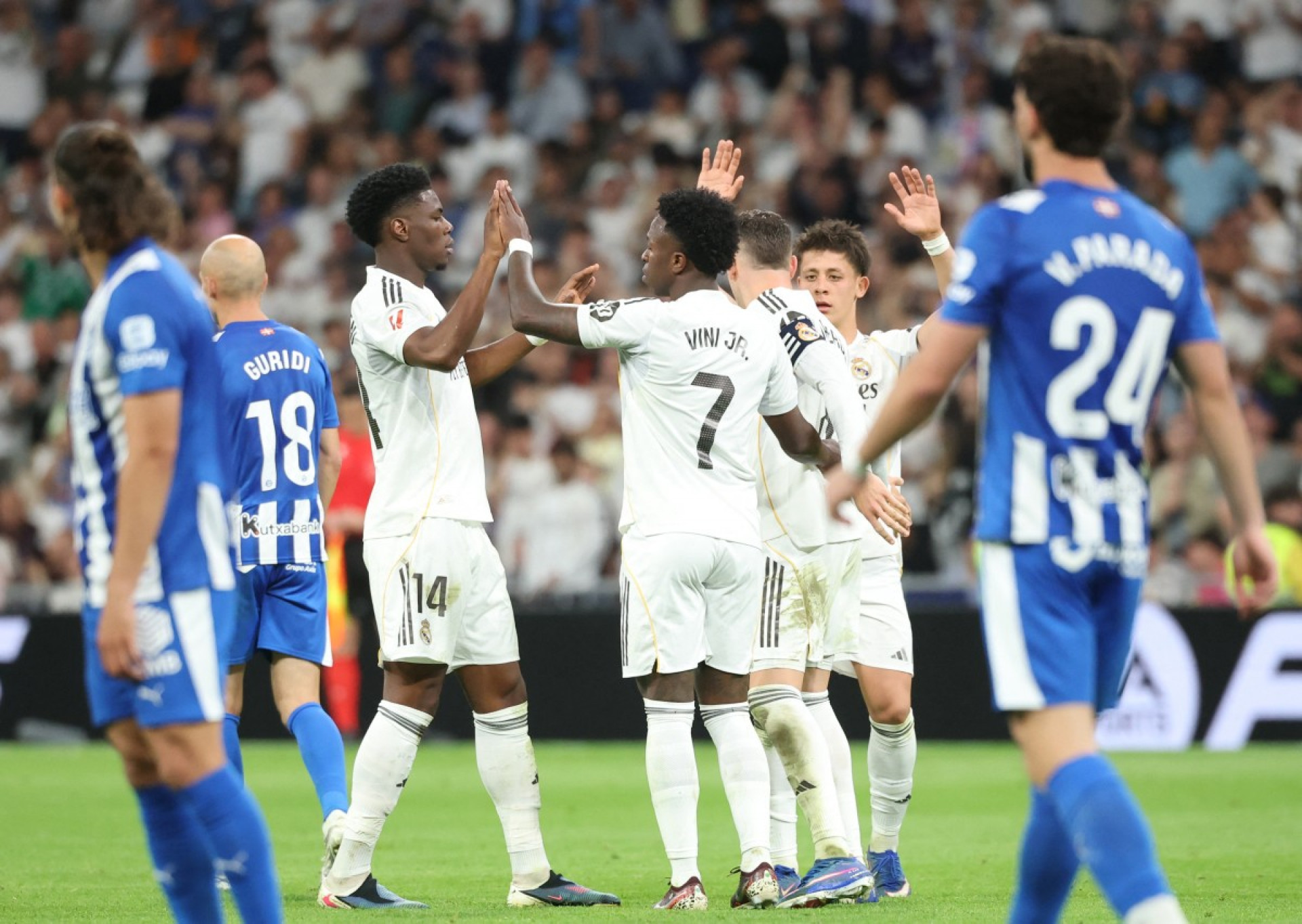 Vini Jr marca, e Real Madrid vence Alavés pelo Campeonato Espanhol