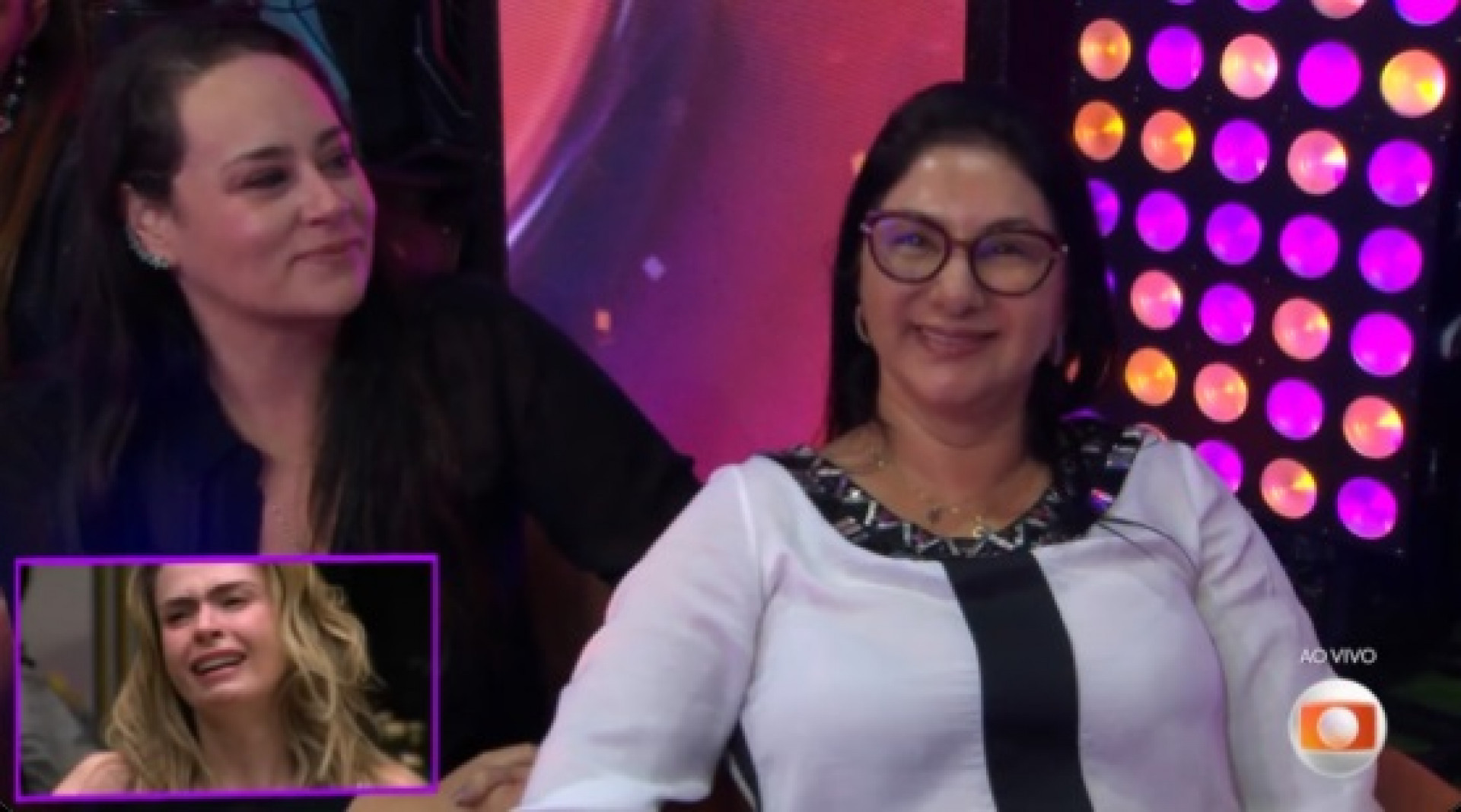 Irmã e madrasta de Ana Paula acompanharam a final na área externa da casa  - Reprodução de Vídeo/ X