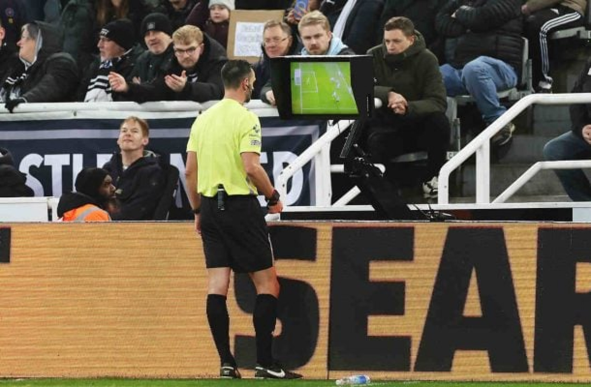 Clubes da Championship rejeitam vers&atilde;o simplificada do VAR