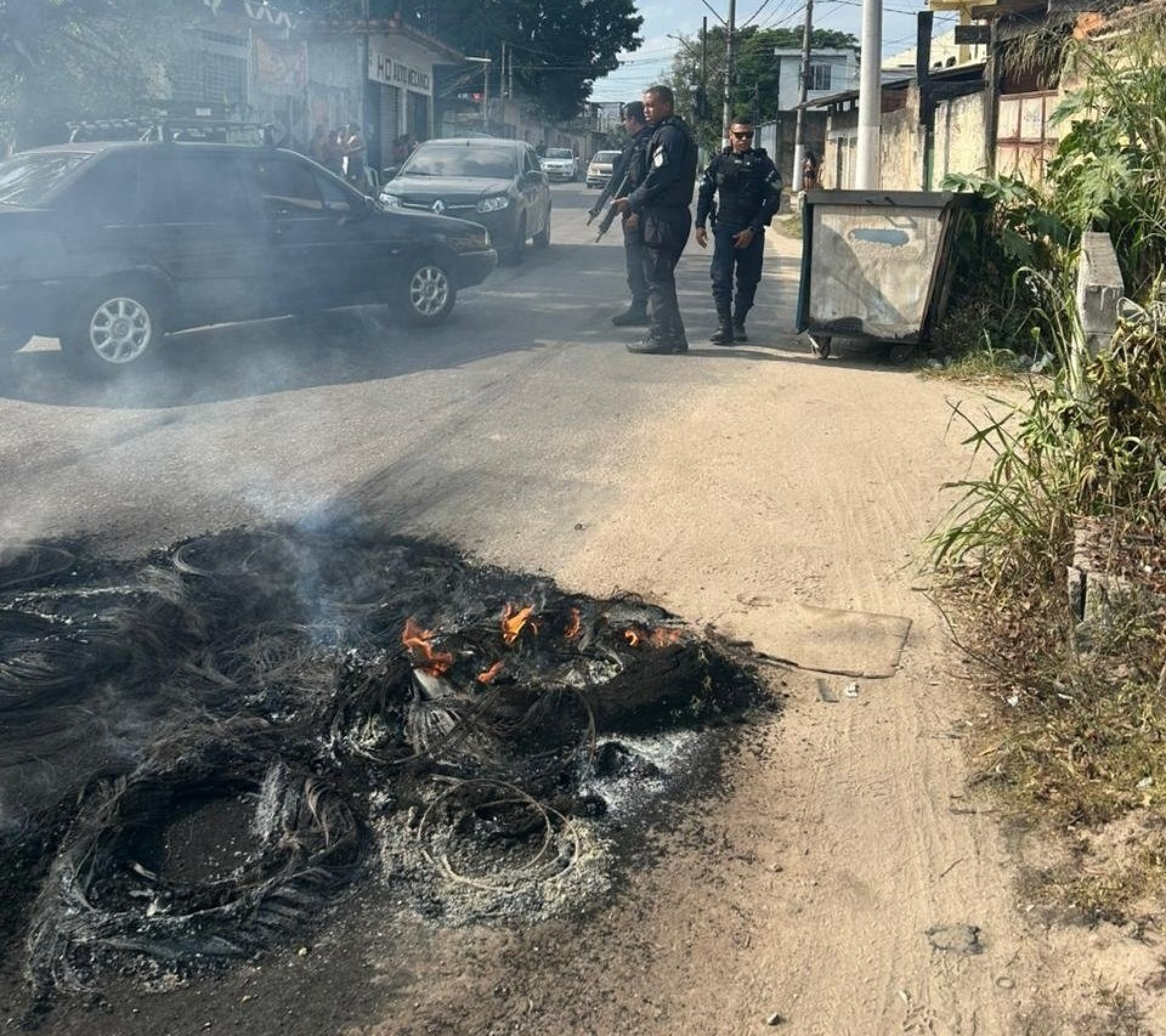 Criminosos colocaram fogo em barricada para atrapalhar atuação da Polícia Militar - Reprodução / Redes Sociais