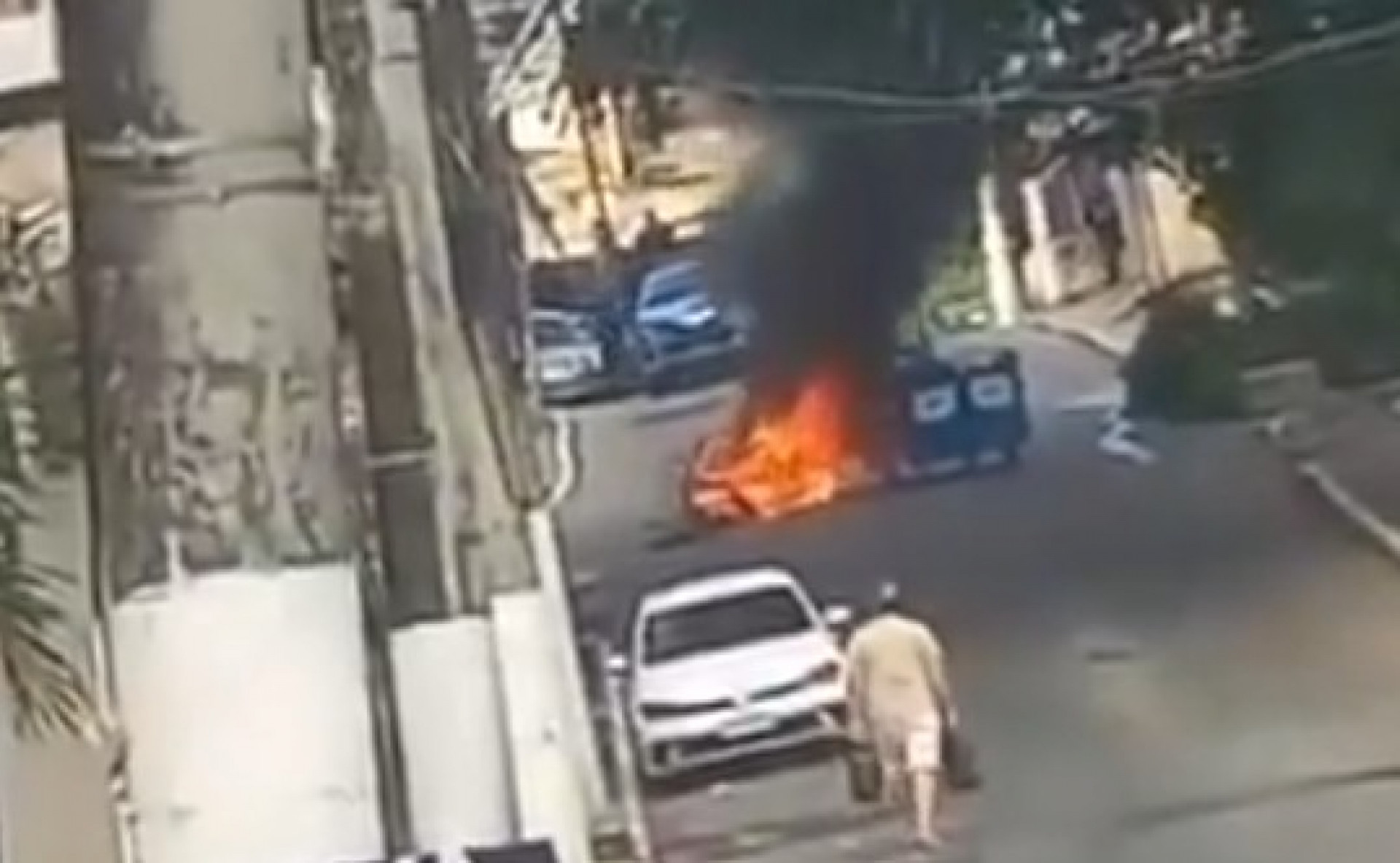 Criminosos usaram ônibus e entulhos como barricadas na comunidade Beira-Mar - Reprodução / Redes Sociais