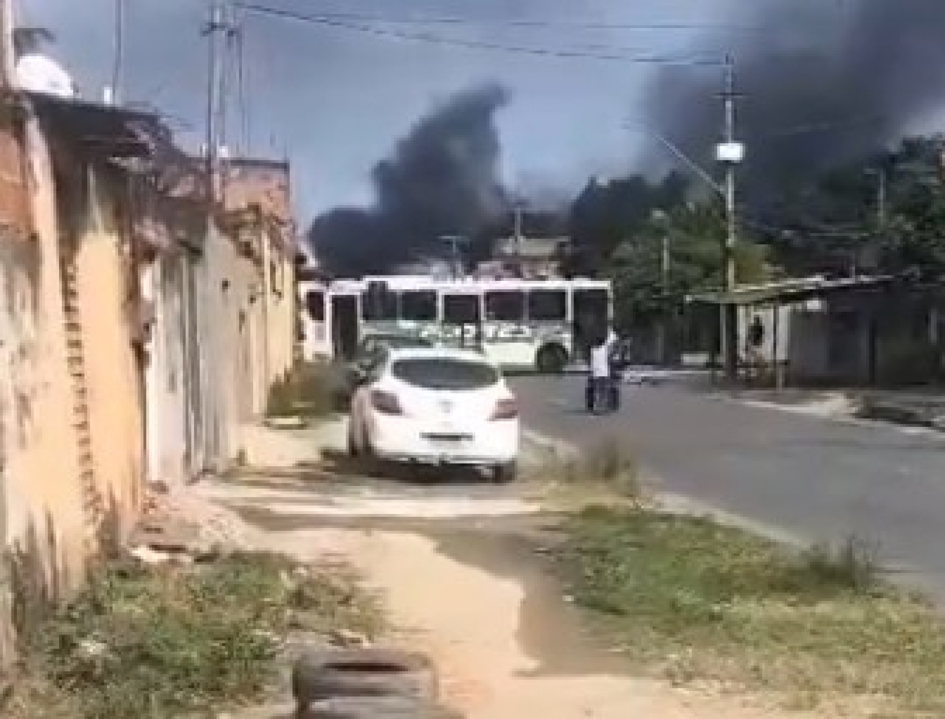 Criminosos usaram ônibus e entulhos como barricadas na comunidade Beira-Mar - Reprodução / Redes Sociais